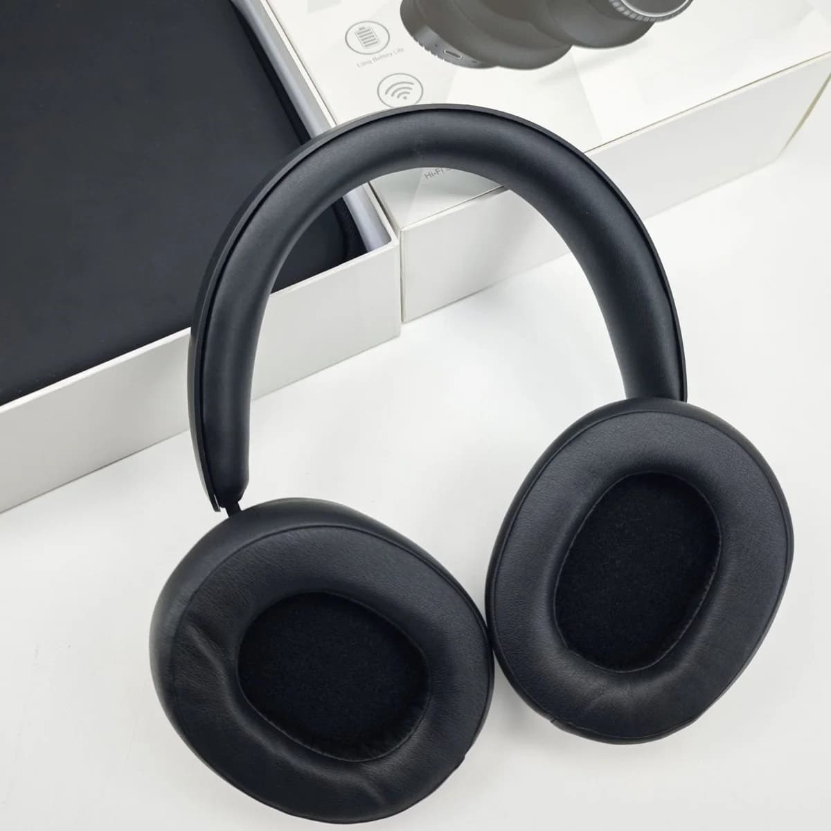 Căști wireless Bluetooth over-ear cu Anulare a Zgomotului și husă