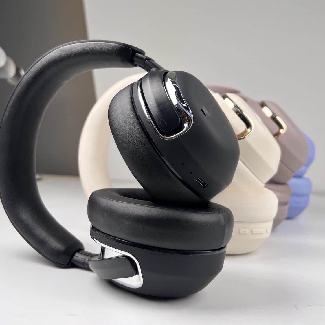 Căști wireless over-ear cu anulare activă a zgomotului și microfon